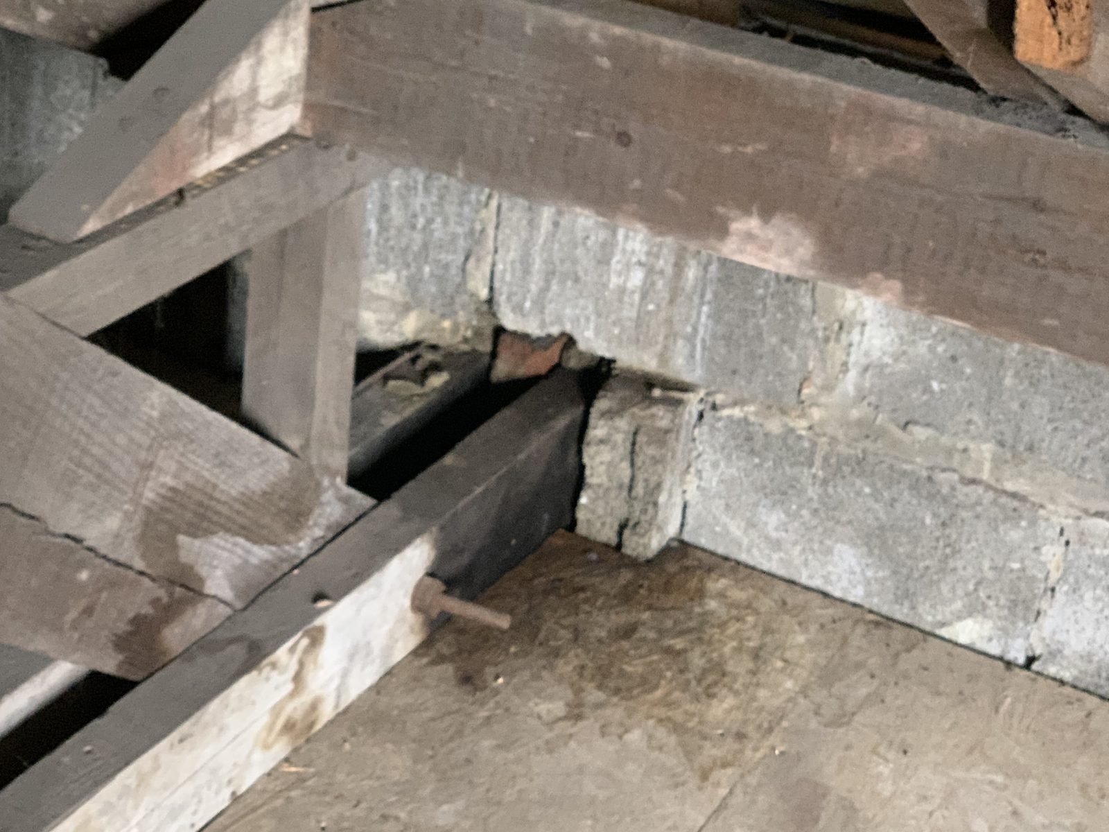 Détail de la charpente bois et des assemblages traditionnels visibles depuis les combles