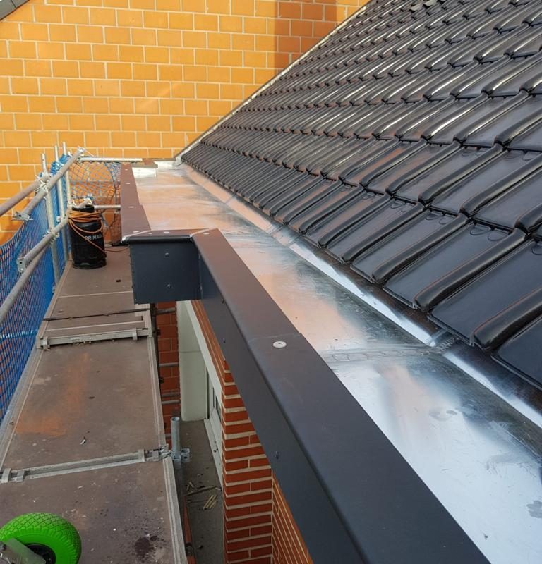 Zinguerie premium en pose contre tuiles vernissées noires