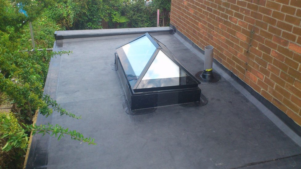 Toit plat EPDM avec verrière pyramide premium résidentiel haut de gamme