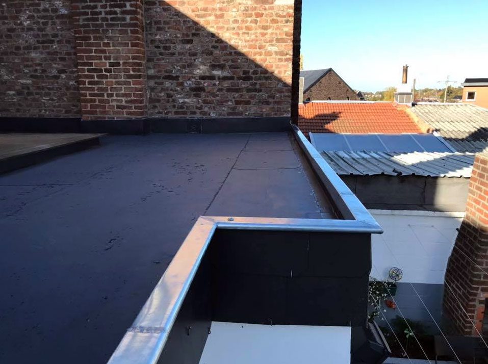 Toit plat EPDM fini avec encadrement zinc neuf vue plongeante
