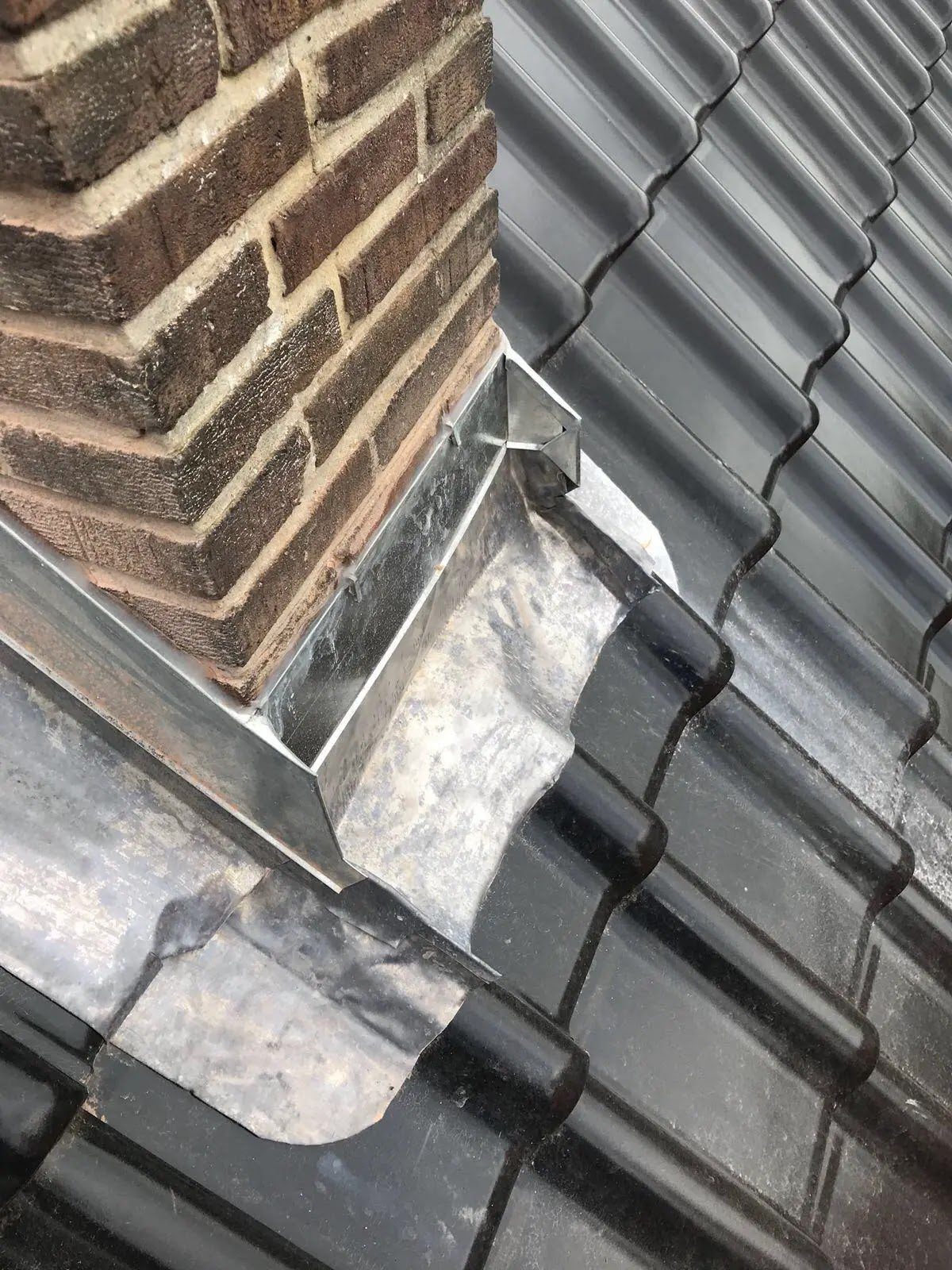 Abergement cheminée raccord zinc neuf sur tuiles vernissées